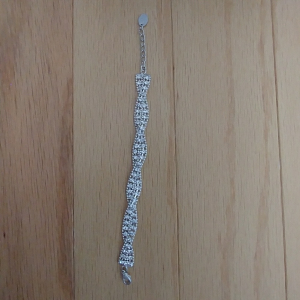 Delicate bracelet with rhinestones